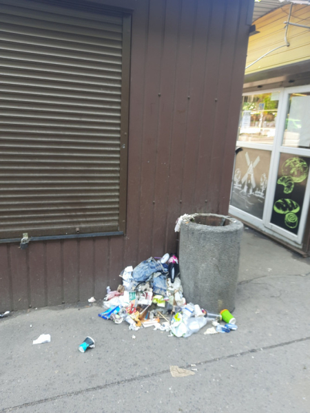 Бізнес у смітті: мешканка Кривого Рогу поскаржилася на бруд біля торговельних кіосків2
