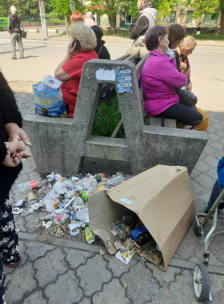 Бізнес у смітті: мешканка Кривого Рогу поскаржилася на бруд біля торговельних кіосків1
