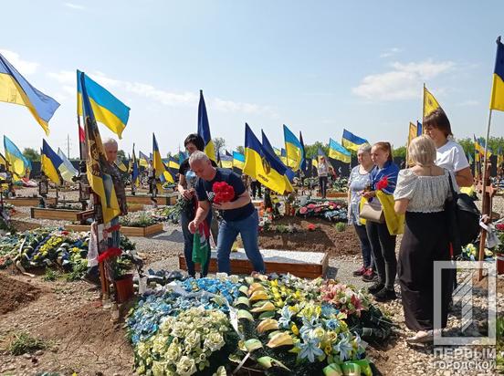 Маріуполь – найболючіша рана України: у Кривому Розі панахидою вшанували полеглих та полонених захисників3