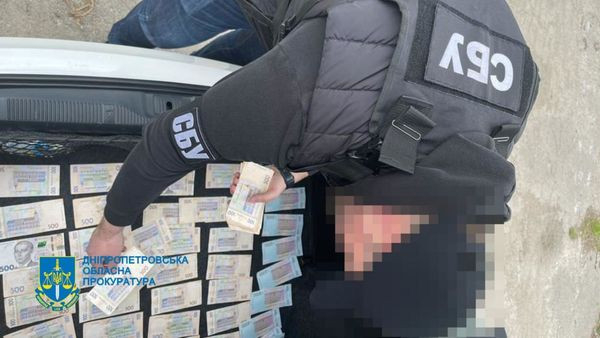 На Дніпропетровщині заступник керівника одного з відділень поліції впіймався на хабарі у 70 тисяч гривень3