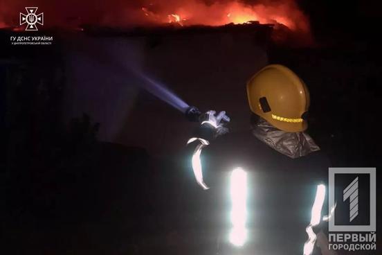 Неподалік Кривого Рогу рятувальники боролися із масштабною пожежею в закинутому будинку2