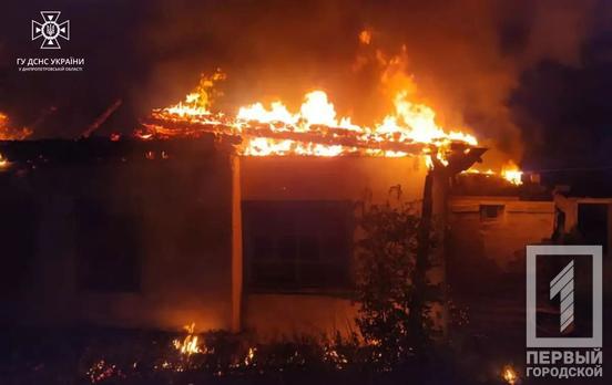 Неподалік Кривого Рогу рятувальники боролися із масштабною пожежею в закинутому будинку