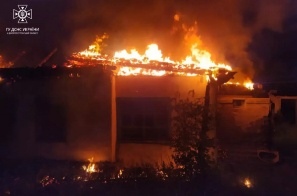 Опівночі на Криворіжжі гасили пожежу у будинку: що відомо про постраждалих0