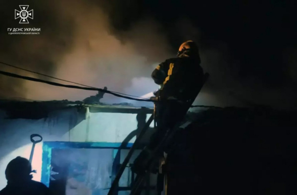 Опівночі на Криворіжжі гасили пожежу у будинку: що відомо про постраждалих1