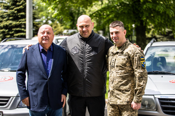 Підприємці Дніпропетровщини передали автівки бійцям тероборони4