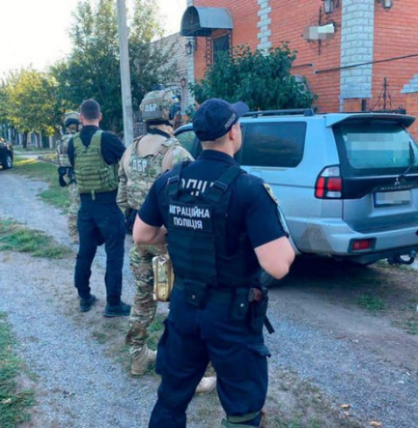 Поліцейські міграційної поліції Дніпропетровщини викрили масштабну схему підробки документів для перетину державного кордону ухилянтами від військової служби0