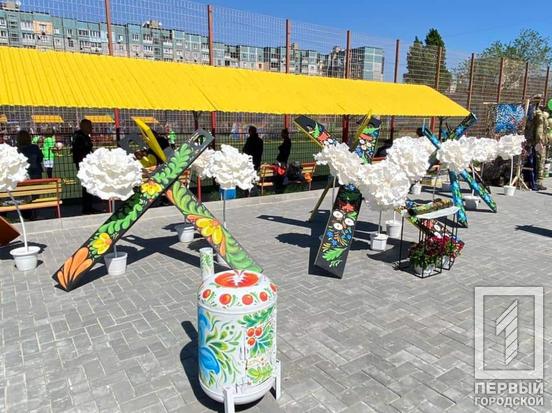 Поєднали жах війни із величчю української культури: у одному із парків Кривого Рогу художниці перетворили протитанкові «їжаки» на витвір мистецтва3