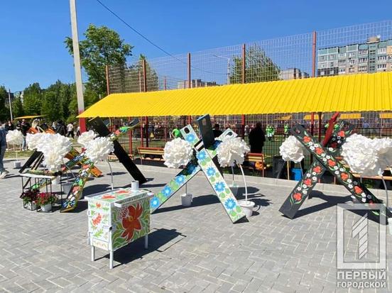 Поєднали жах війни із величчю української культури: у одному із парків Кривого Рогу художниці перетворили протитанкові «їжаки» на витвір мистецтва2