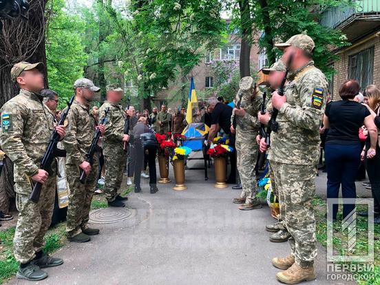 Проходив підготовку у Великобританії та стримував ворога у Вугледарі: Кривий Ріг прощався із захисником Анатолієм Шмагуненком7