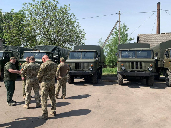 Рада оборони міста передала бійцям Криврізької ТРО 6 вантажівок1