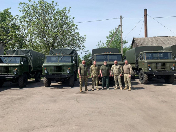 Рада оборони міста передала бійцям Криврізької ТРО 6 вантажівок0