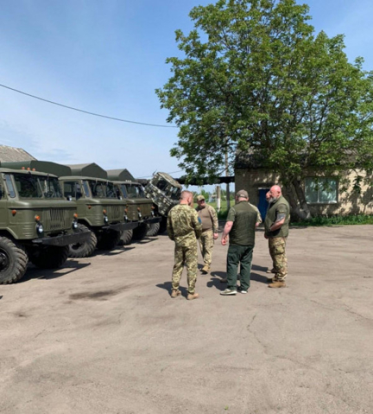Рада оборони міста передала бійцям Криврізької ТРО 6 вантажівок2