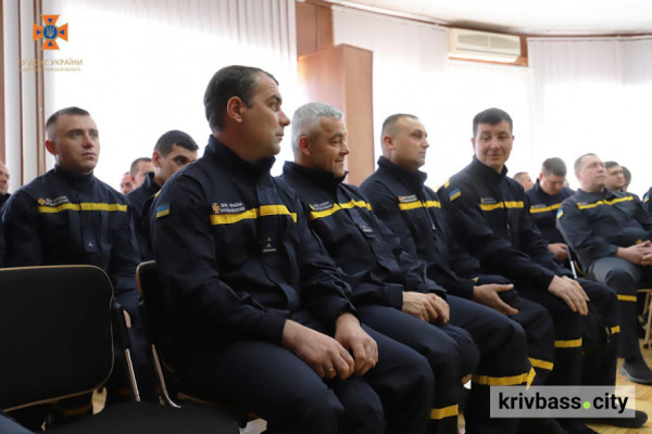 Рятувальники з Кривого Рогу отримали відзнаки за мужність та самовідданість: кого нагородили1