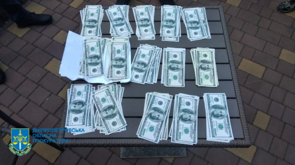 Щоб “відмазати” злочинця, поліцейський у Кривому Розі взяв $15 0000