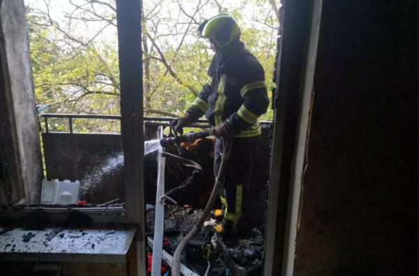 У Кривому Розі палав балкон багатоповерхівки, пожежу гасили 13 рятувальників1