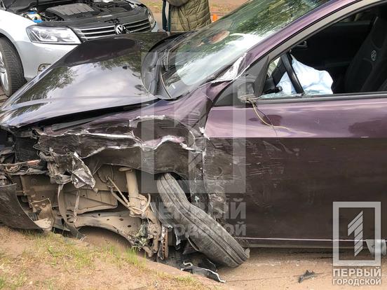 У Кривому Розі трапилася потрійна аварія: зіткнулись два легковика та вантажівка7
