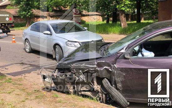 У Кривому Розі трапилася потрійна аварія: зіткнулись два легковика та вантажівка