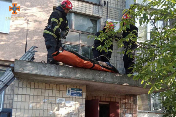 У Криворізькому районі жінка випала з п'ятого поверху на дах під’їзду: деталі від рятувальників0