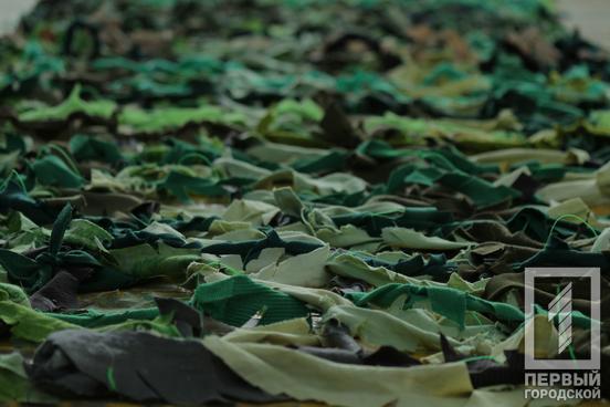 «Відчуваємо причетність до майбутньої перемоги»: криворізькі волонтерки сплели для фронту 107 маскувальних кікімор15