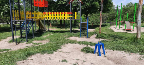 Антипривітання до Дня захисту дітей: вандали розтрощили дитячий майданчик у Покровському районі Кривого Рогу2