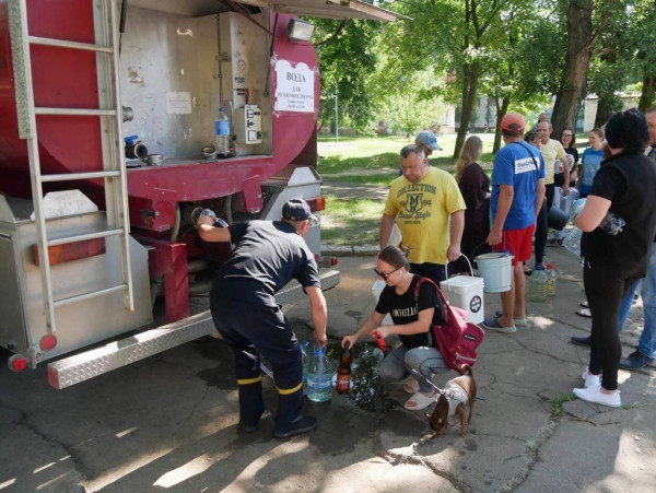 Частина Криворіжжя та Нікопольщина залишились без водопостачання, мешканцям підвозять питну воду  2