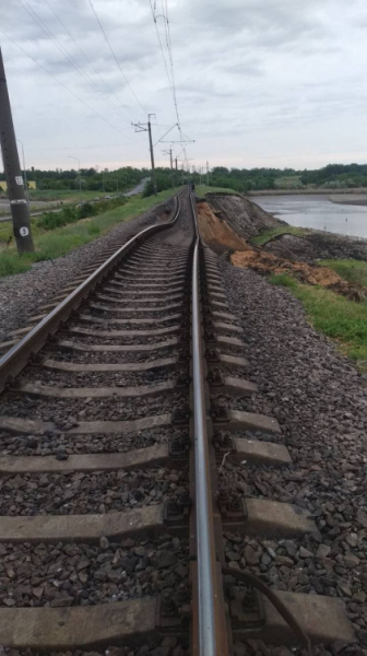 Через підрив греблі Каховської ГЕС просіла залізниця: затримуються поїзди у Кривому Розі0