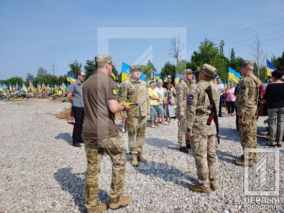 Міг і далі служити у військкоматі, але вирішив захищати Україну на полі бою: у Кривому Розі провели в останню путь воїна Олександра Сидорука2