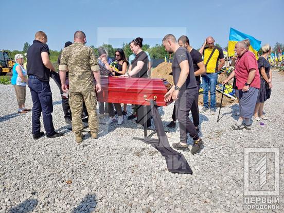 Міг і далі служити у військкоматі, але вирішив захищати Україну на полі бою: у Кривому Розі провели в останню путь воїна Олександра Сидорука7