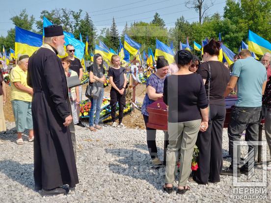 Міг і далі служити у військкоматі, але вирішив захищати Україну на полі бою: у Кривому Розі провели в останню путь воїна Олександра Сидорука6