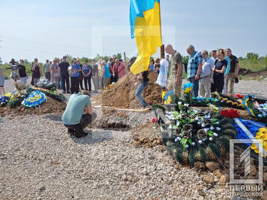 Міг і далі служити у військкоматі, але вирішив захищати Україну на полі бою: у Кривому Розі провели в останню путь воїна Олександра Сидорука8