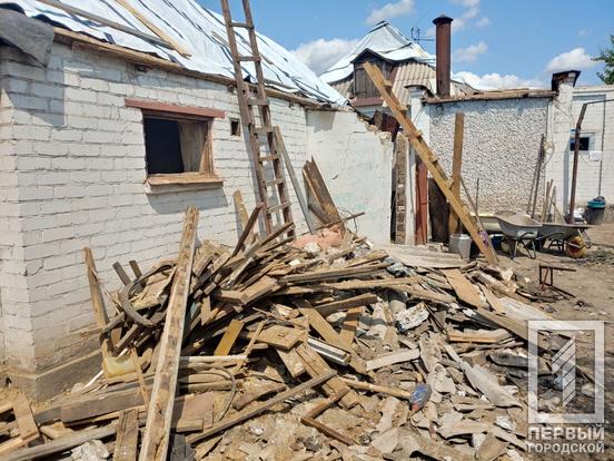 Молодь на передовій відновлення: підлітки-волонтери із Кривого Рогу допомагають старенькому подружжю розбирати завали після ракетної атаки3