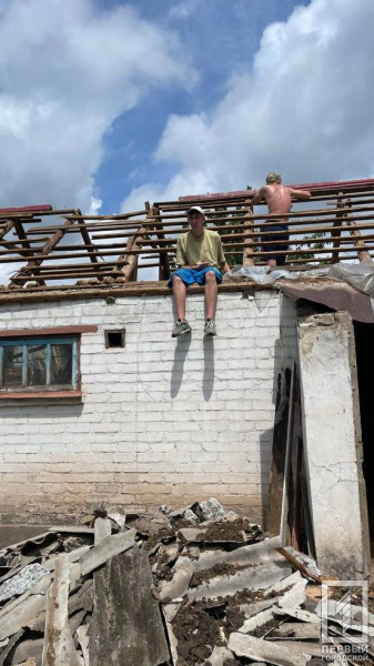 Молодь на передовій відновлення: підлітки-волонтери із Кривого Рогу допомагають старенькому подружжю розбирати завали після ракетної атаки6