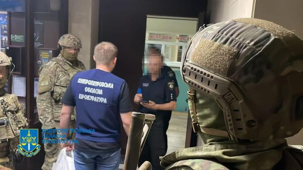 На Дніпропетровщині поліцейські організували та кришували наркоугруповання з щомісячним обігом коштів у понад 1,5 млн грн0