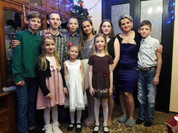 На Дніпропетровщині поліцейський з дружиною стали батьками для 20 прийомних  діток4