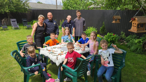 На Дніпропетровщині поліцейський з дружиною стали батьками для 20 прийомних  діток0
