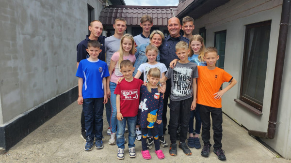 На Дніпропетровщині поліцейський з дружиною стали батьками для 20 прийомних  діток3