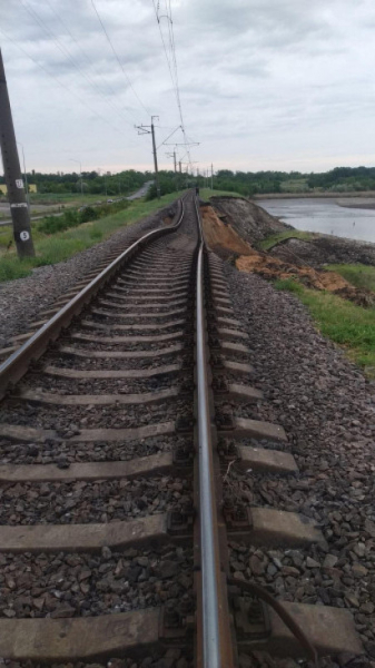 На Дніпропетровщині просіла частина залізничної колії. Це наслідки підриву Каховської ГЕС0