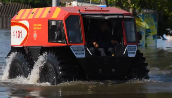 Не човнами єдиними: на Херсонщині людей евакуюють «плаваючі» спецавтомобілі2