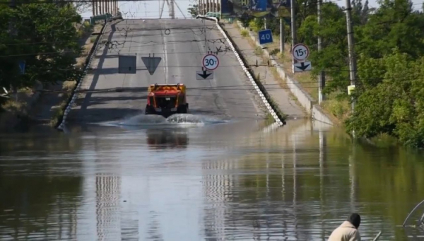 Не човнами єдиними: на Херсонщині людей евакуюють «плаваючі» спецавтомобілі1