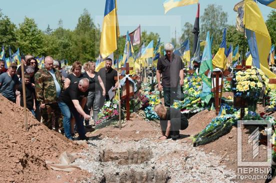 «Не ховався і пішов захищати свій народ»: Кривий Ріг провів в останню путь відважного захисника Ігоря Солдатського7