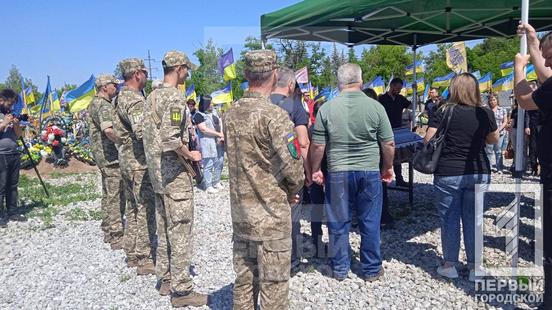 «Не ховався і пішов захищати свій народ»: Кривий Ріг провів в останню путь відважного захисника Ігоря Солдатського8