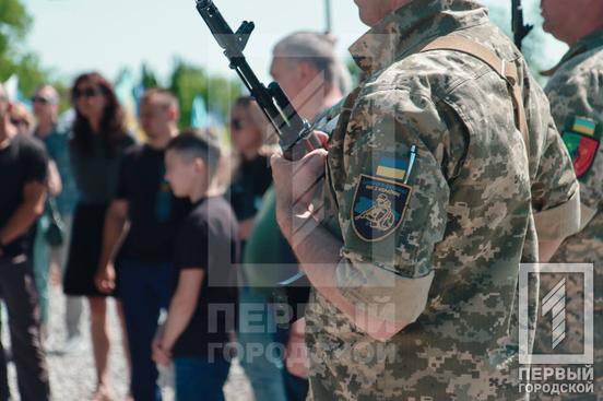 «Не ховався і пішов захищати свій народ»: Кривий Ріг провів в останню путь відважного захисника Ігоря Солдатського9