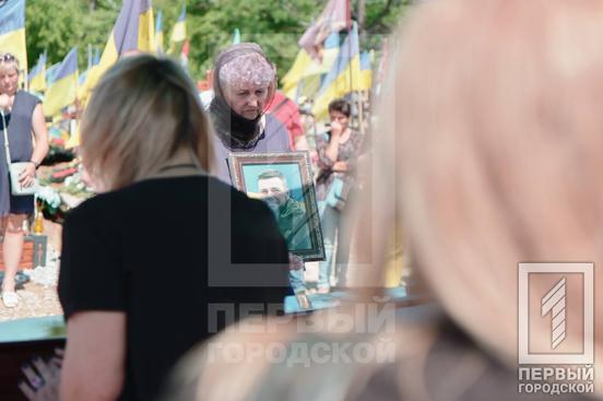 «Не ховався і пішов захищати свій народ»: Кривий Ріг провів в останню путь відважного захисника Ігоря Солдатського4