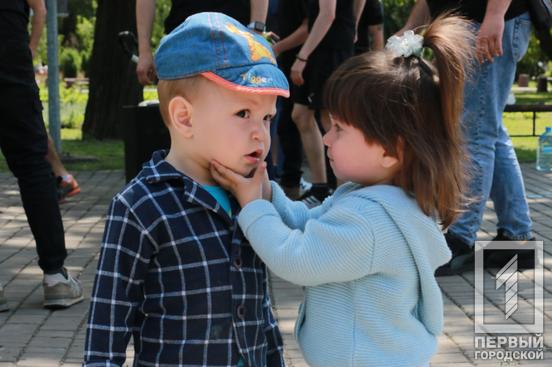 Окупантам не вдасться вкрасти дитинство: у парку Героїв влаштували активності для маленьких містян4