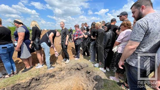 Плаче вся Україна: Кривий Ріг попрощався із жертвами ракетного удару по місту20