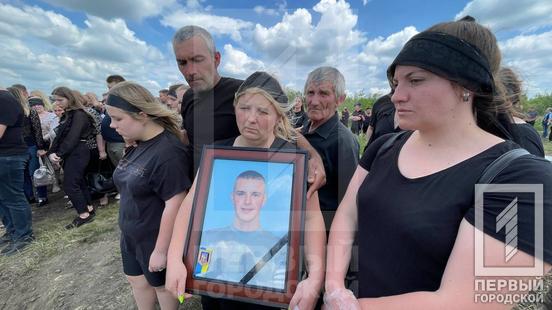 Плаче вся Україна: Кривий Ріг попрощався із жертвами ракетного удару по місту24