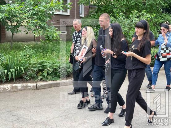 Плаче вся Україна: Кривий Ріг попрощався із жертвами ракетного удару по місту14