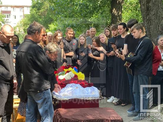 Плаче вся Україна: Кривий Ріг попрощався із жертвами ракетного удару по місту7