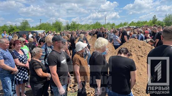 Плаче вся Україна: Кривий Ріг попрощався із жертвами ракетного удару по місту16