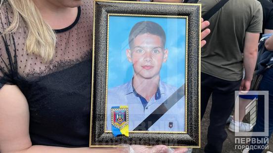 Плаче вся Україна: Кривий Ріг попрощався із жертвами ракетного удару по місту21